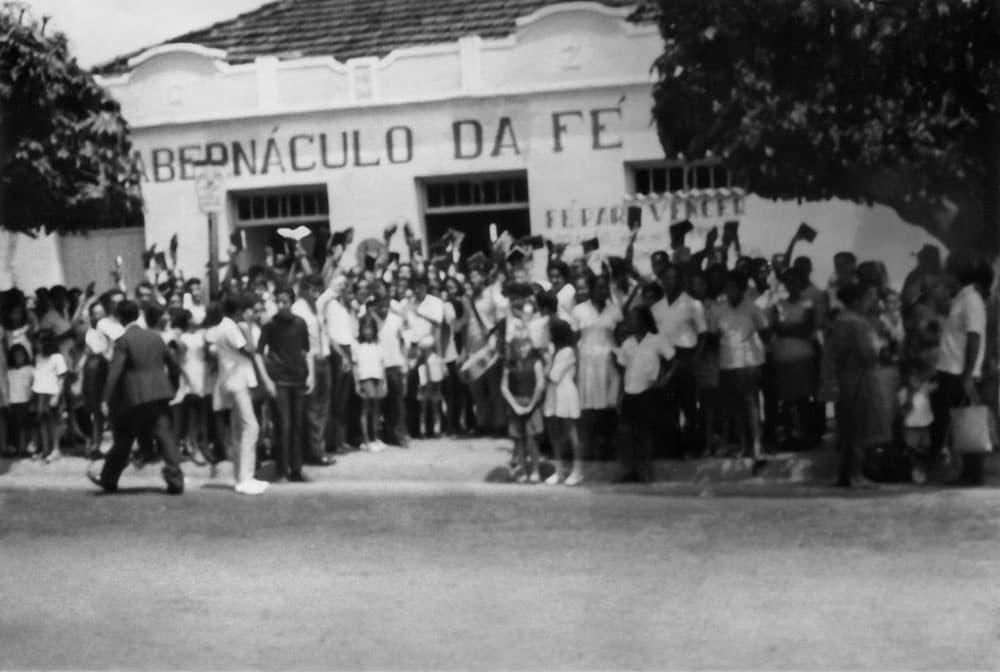 Mocidade “Fé Para Vencer” na porta do Tabernáculo da Fé da Av. Goiás.