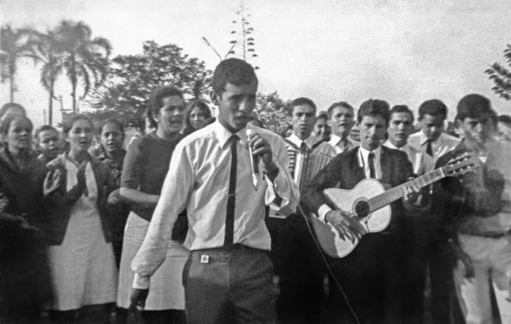 Ir. Joaquim Rodrigues pregando em praça pública