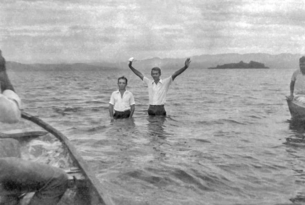 Evang. Joaquim Rodrigues batizando no mar em Laguna - SC