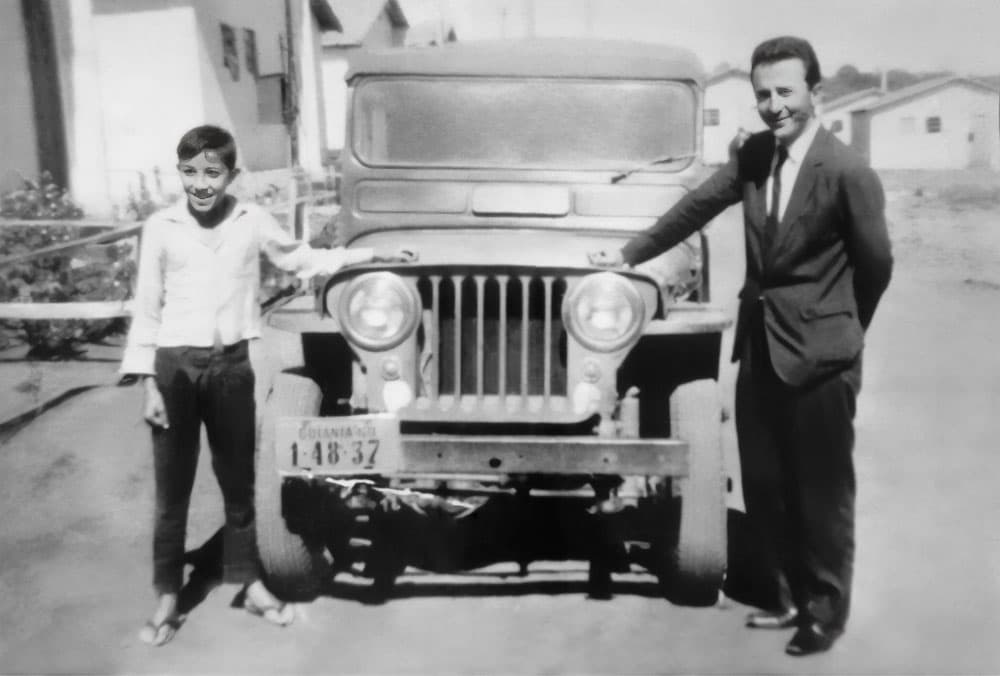 Pr. Joaquim Gonçalves e Ricardo Gonçalves ao lado do primeiro carro usado por ele aqui em Goiânia no início de seu ministério.